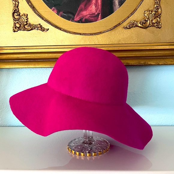 Boutique Wool hat made in Italy. Purchased in Paris. New and not worn. - Picture 1 of 6